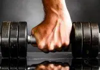 Crossfit można trenować praktycznie wszędzie, wystarczą sztangi i hantle, które są dostępne w każdej siłowni.